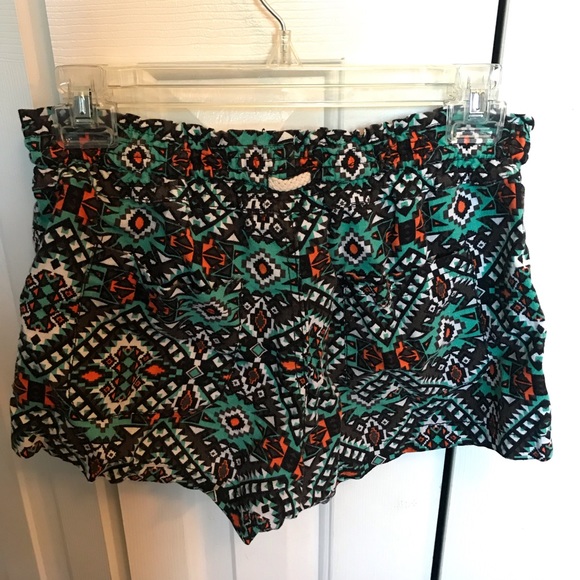 Aztec print shorts with pockets - Picture 3 of 5